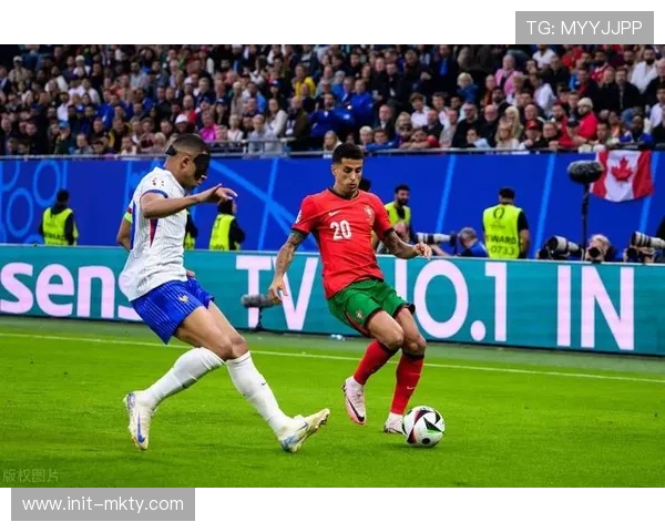 国米右后卫邓弗里斯缺席，坎塞洛转会补强成焦点